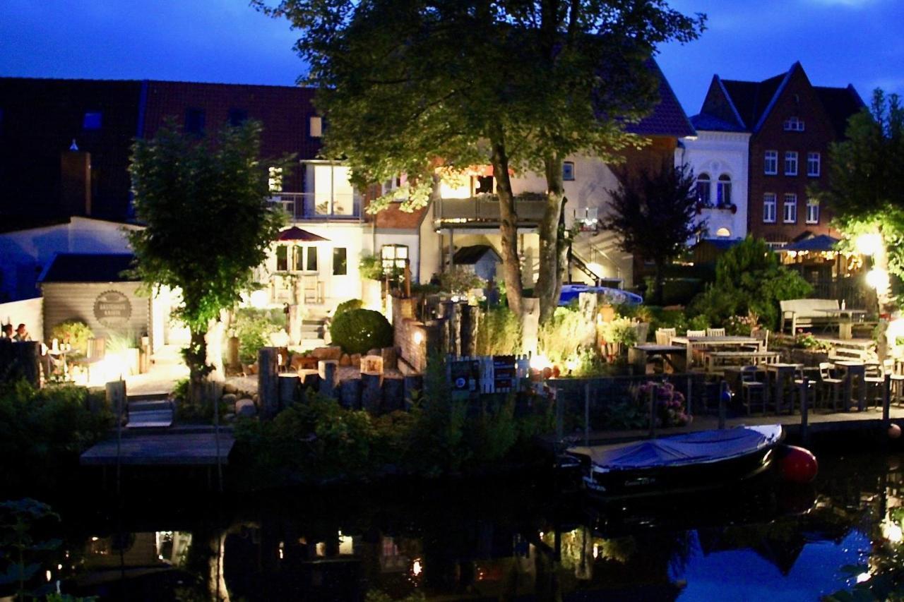 Gaestehaus Kajuete Direkt Am Wasser Friedrichstadt Esterno foto