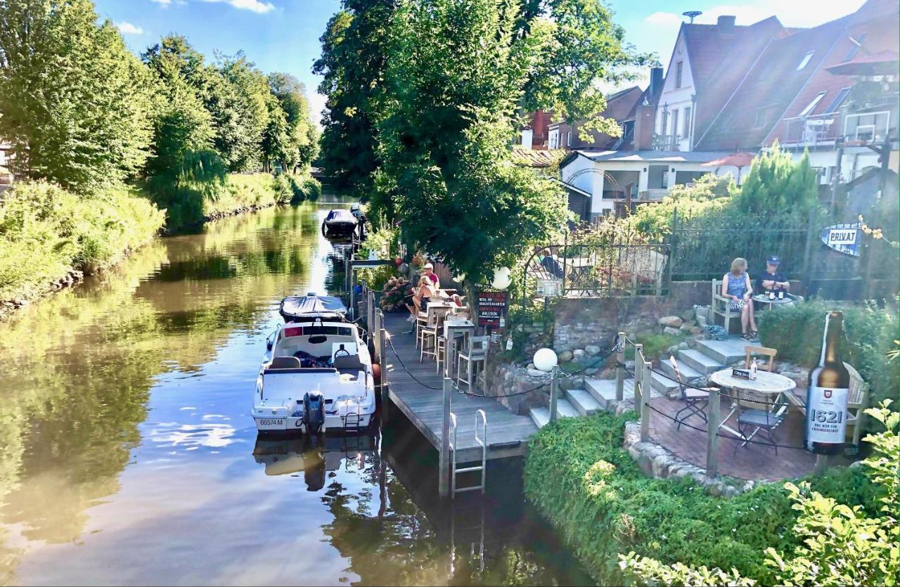 Gaestehaus Kajuete Direkt Am Wasser Friedrichstadt Esterno foto